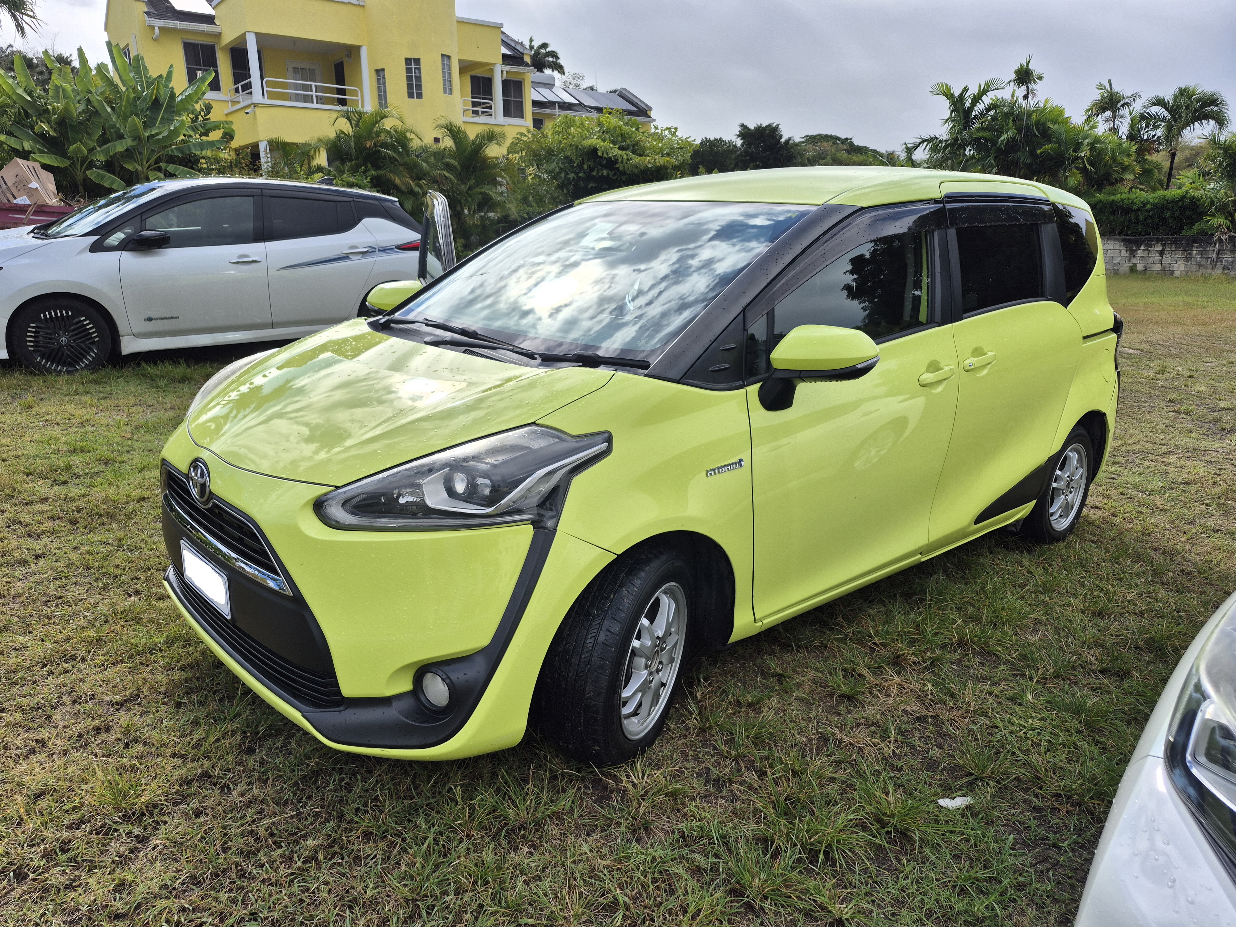 Green Sienta Hybrid 2017